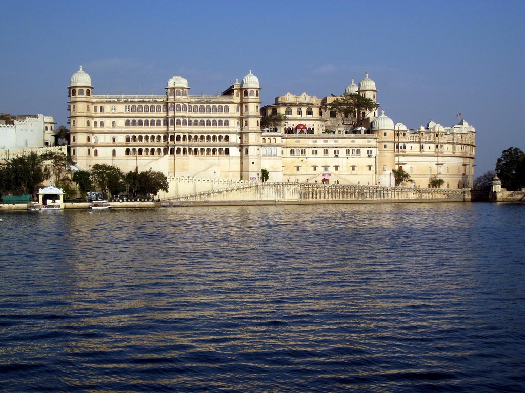 https://vihartravels.in/wp-content/uploads/2024/06/city-palace-of-udaipur.jpg