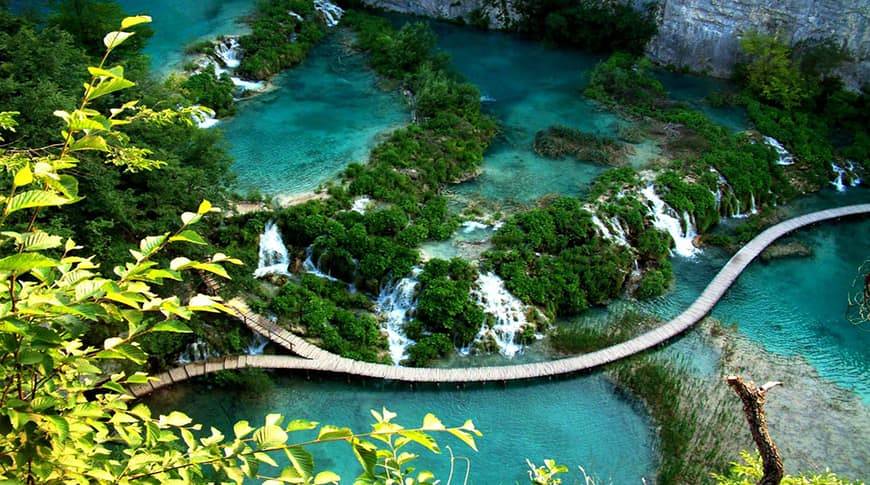 https://vihartravels.in/wp-content/uploads/2024/11/plitvice.jpg